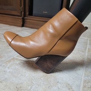 TORY BURCH 100MM GROVE BLOCK HEEL TAN LEATHER BOOTIE WITH ZIP CLOSURE